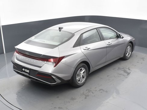 Used 2025 Hyundai Elantra SE image 16