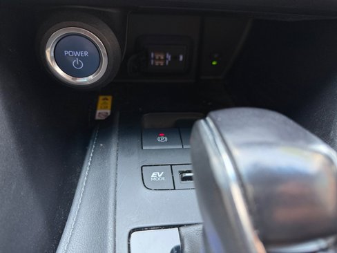 Certified 2022 Toyota Venza LE image 33
