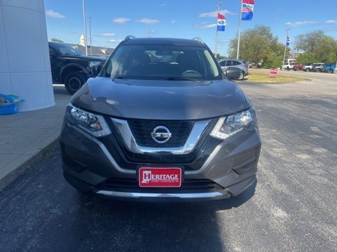 Used 2017 Nissan Rogue SV image 3