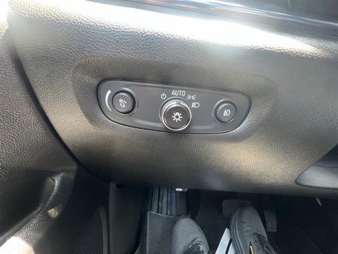 Used 2021 Chevrolet Traverse LT image 18
