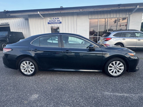Used 2018 Toyota Camry LE image 3