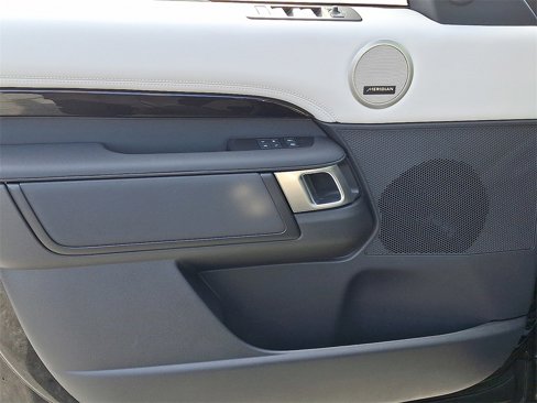 Certified 2025 Land Rover Discovery S image 7