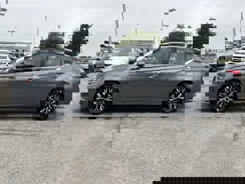 Used 2023 Nissan Altima 2.5 SV image 3
