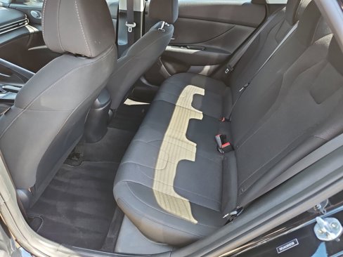Used 2022 Hyundai Elantra SE image 18