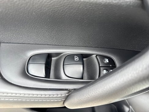 Used 2020 Nissan Rogue Sport S image 17