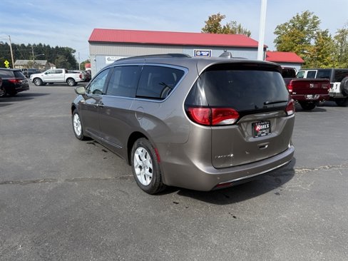 Used 2017 Chrysler Pacifica Touring-L w/ Tire & Wheel Group image 10