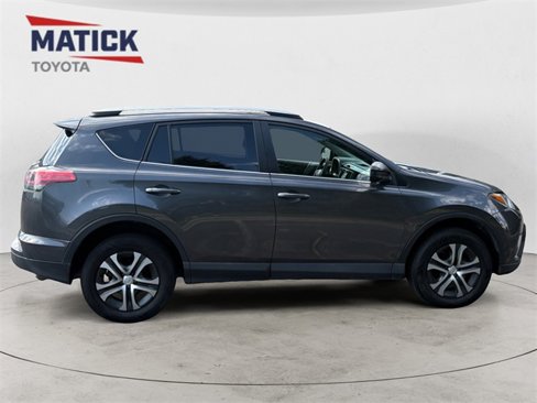 Used 2018 Toyota RAV4 LE image 8