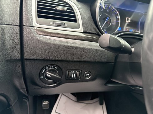 Used 2015 Chrysler 300 Limited image 21