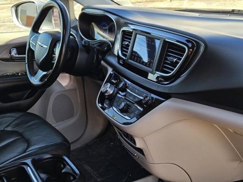 Used 2020 Chrysler Pacifica Touring-L image 11