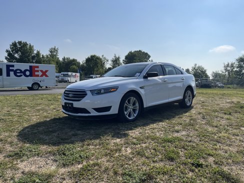 Used 2018 Ford Taurus SE image 2