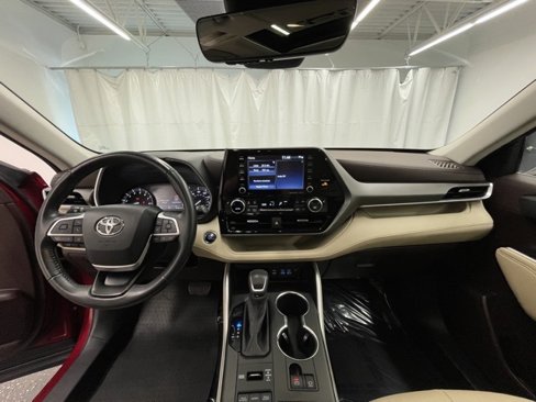 Certified 2022 Toyota Highlander XLE image 13