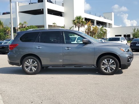 Used 2020 Nissan Pathfinder SV image 4