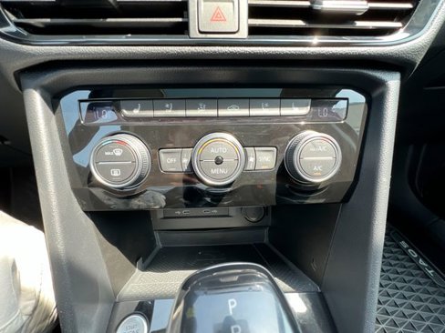 Used 2022 Volkswagen Taos SEL image 18