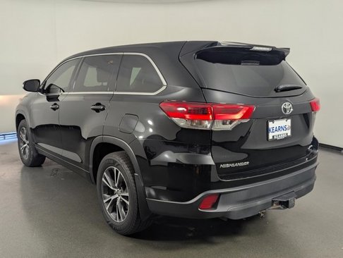 Used 2017 Toyota Highlander LE image 6