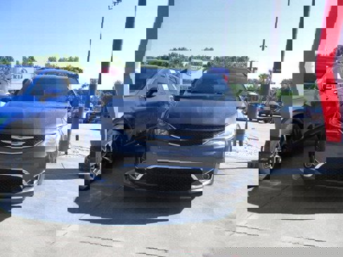 Used 2018 Chrysler Pacifica Touring-L image 2