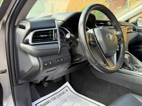 Used 2018 Toyota Camry SE w/ Moonroof Package image 12