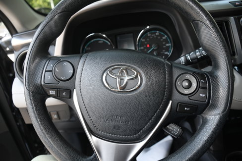 Used 2018 Toyota RAV4 LE image 12