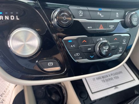 Used 2018 Chrysler Pacifica Touring-L w/ Tire & Wheel Group image 15