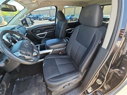 Used 2017 Nissan Titan SV image 15