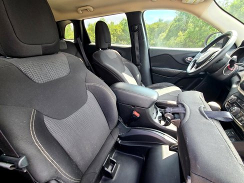 Used 2015 Jeep Cherokee Latitude w/ Comfort/Convenience Group image 12