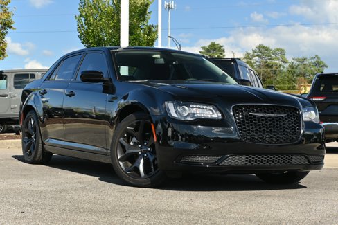 Used 2022 Chrysler 300 Touring w/ Sport Appearance Package image 2