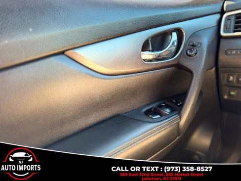Used 2016 Nissan Rogue SV image 32