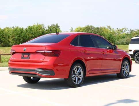 Used 2023 Volkswagen Jetta SE image 4