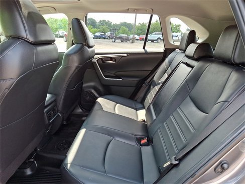 Used 2022 Toyota RAV4 XLE Premium image 10