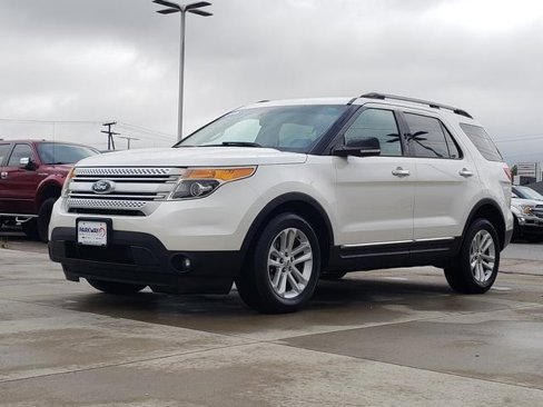 Used 2015 Ford Explorer XLT w/ Equipment Group 202A image 4