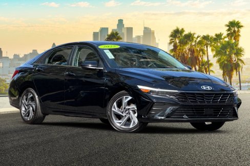Used 2025 Hyundai Elantra SEL image 2