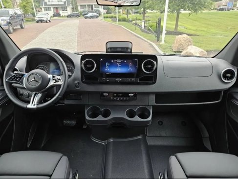 Used 2025 Mercedes-Benz Sprinter 2500 image 10