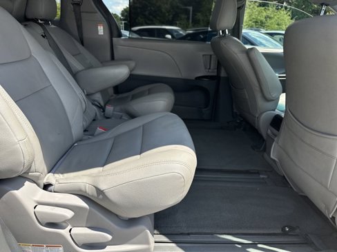 Used 2015 Toyota Sienna LE image 18