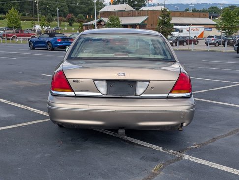 Used 2002 Ford Crown Victoria image 8