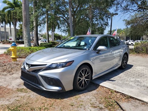 Used 2024 Toyota Camry SE image 2