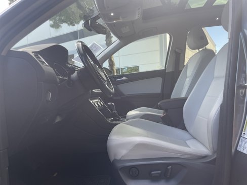 Used 2018 Volkswagen Tiguan SE w/ Panoramic Sunroof Package image 17