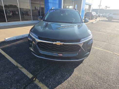 Used 2025 Chevrolet Trax LT image 2