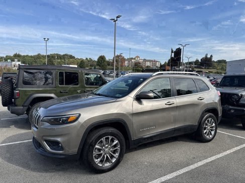 Used 2019 Jeep Cherokee Latitude Plus w/ Cold Weather Group image 1