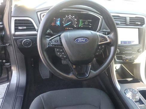 Used 2020 Ford Fusion SE image 18