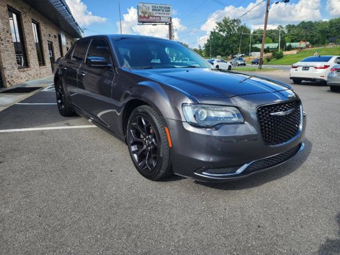 Used 2019 Chrysler 300 Touring w/ Sport Appearance Package image 8