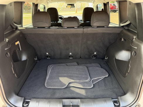 Used 2020 Jeep Renegade Latitude w/ Cold Weather Group image 12