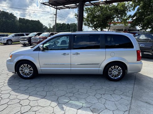Used 2011 Chrysler Town & Country Limited image 10