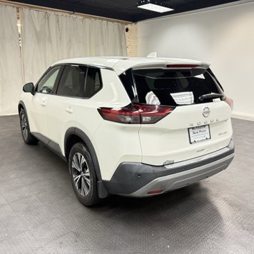 Used 2021 Nissan Rogue SV image 3