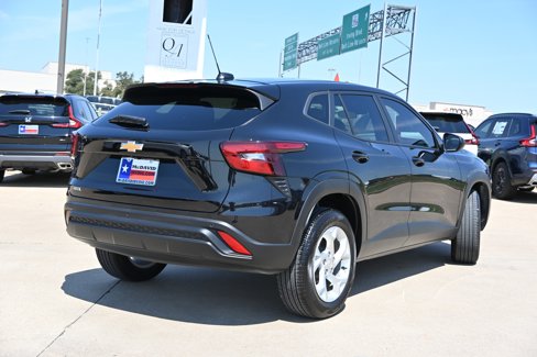 Used 2025 Chevrolet Trax LS w/ LS Convenience Package image 4