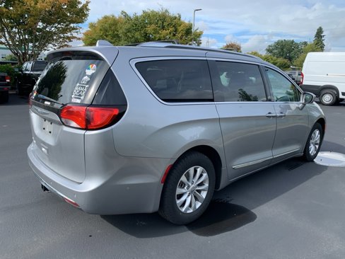Used 2018 Chrysler Pacifica Touring-L Plus image 3