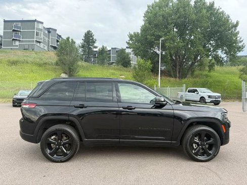 Used 2023 Jeep Grand Cherokee Altitude image 8
