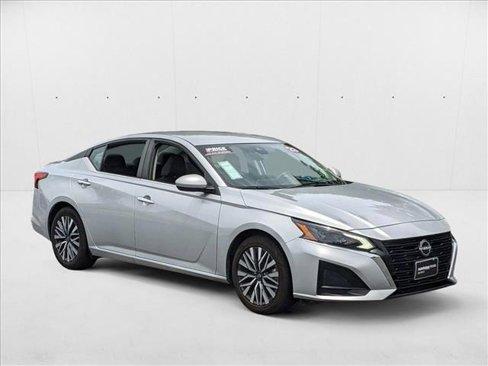 Used 2023 Nissan Altima 2.5 SV image 3