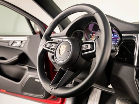 Certified 2025 Porsche Macan image 29
