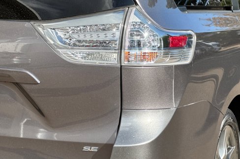 Used 2019 Toyota Sienna SE image 12