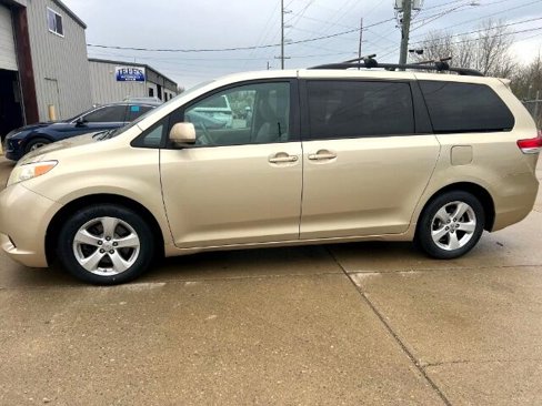 Used 2014 Toyota Sienna LE image 4