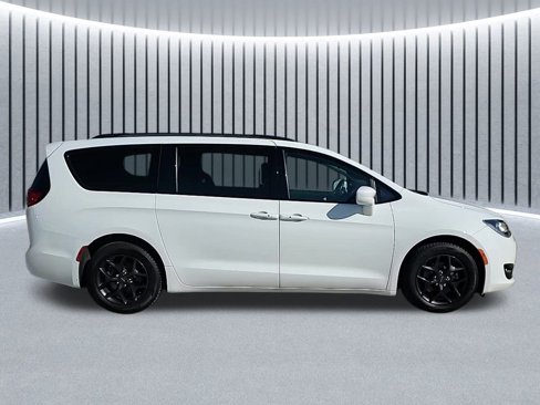 Used 2020 Chrysler Pacifica Touring-L image 4